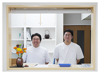 受付で対応する大山整骨院のスタッフ